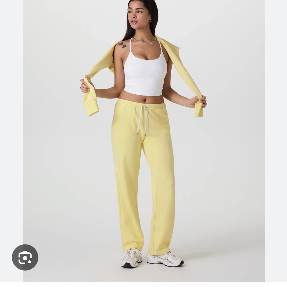 NWT Vuori Sedona sweatpants in sunlight